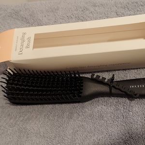 Detangling brush ergonomic brush painlessly removes nuts and D tangles